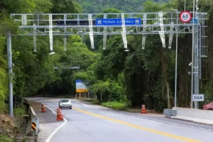 Um projeto inovador está em andamento para modernizar o tráfego rodoviário utilizando tecnologias avançadas que eliminam a necessidade de paradas ou redução de velocidade.
