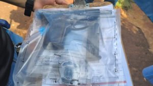 Arma que estaria com o menor foi apreendida esta manhã após o confronto (Foto: Leandro Holsbach)